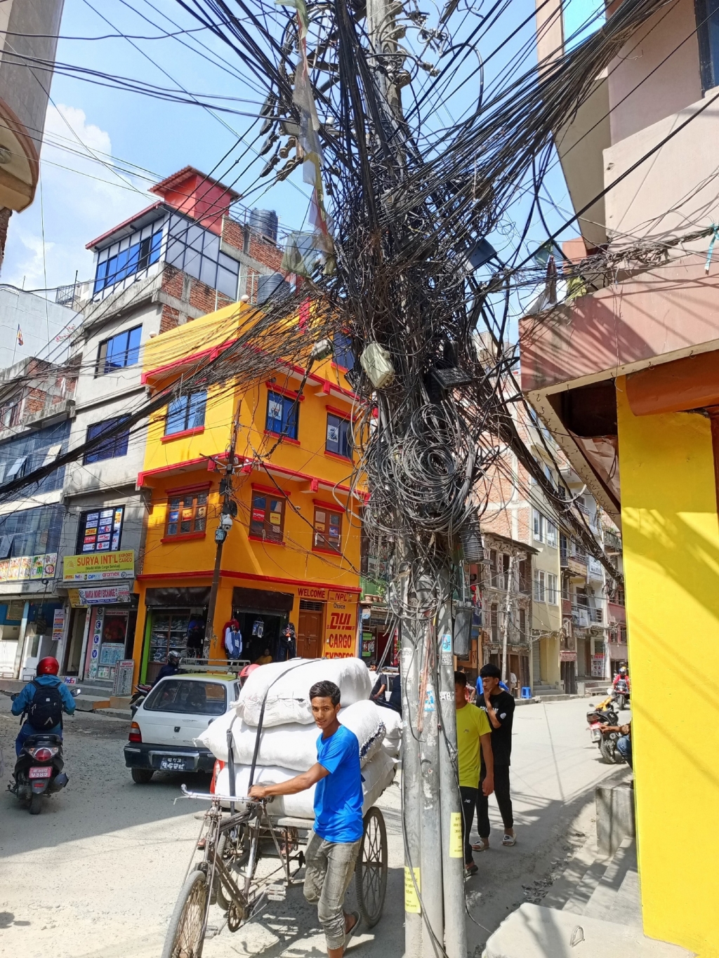 Страшный сон электрика. Типичная картина для непальских городов.