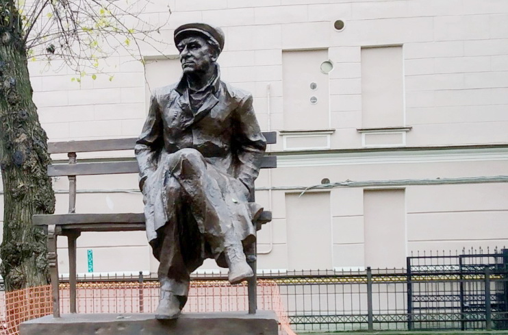Памятник Александру Володину установлен в Матвеевском саду на Большой Пушкарской в Петербурге 12 ноября 2022 г.