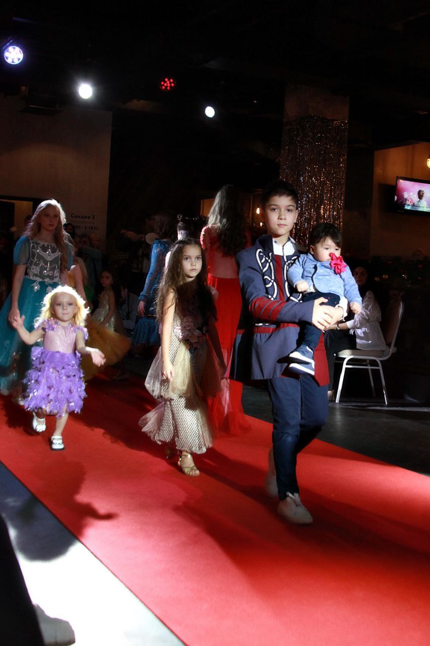 Первые заработки: показ моделей одежды