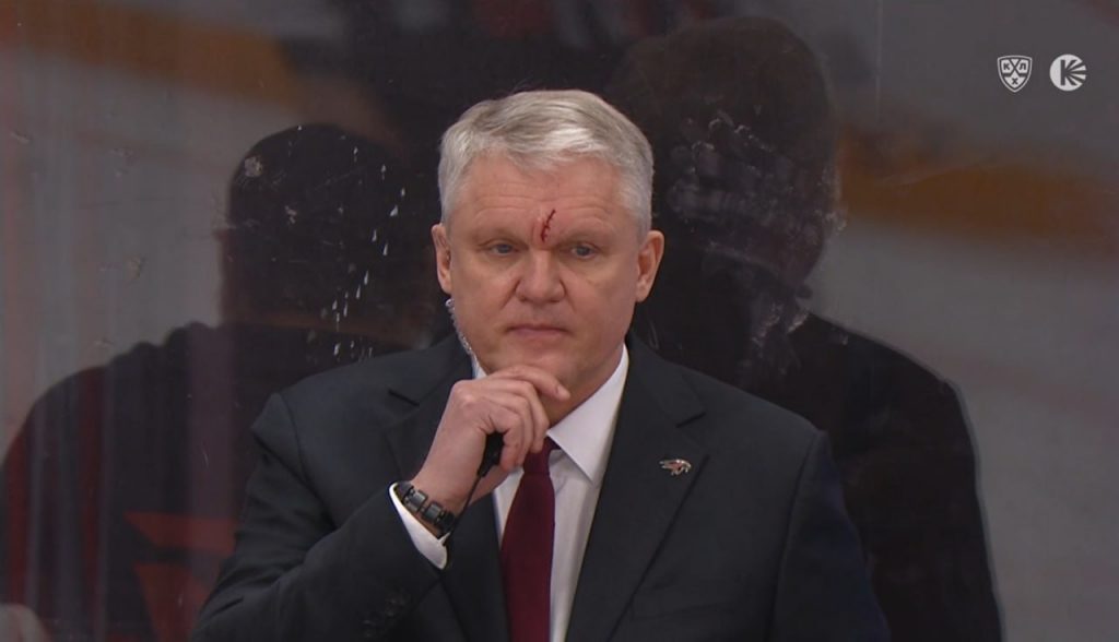 Шайба залетела на скамейку омичей прямо в лицо тренеру Александру Завьялову &mdash; отлучился в раздевалку, наложили по-быстрому четыре шва &mdash; и снова в строю